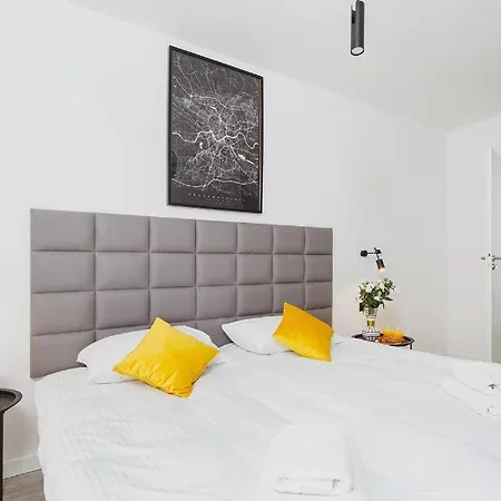 Golden Honey Apartment *