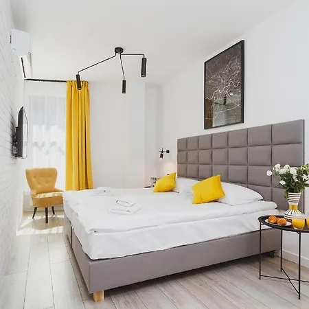 Golden Honey Apartment *